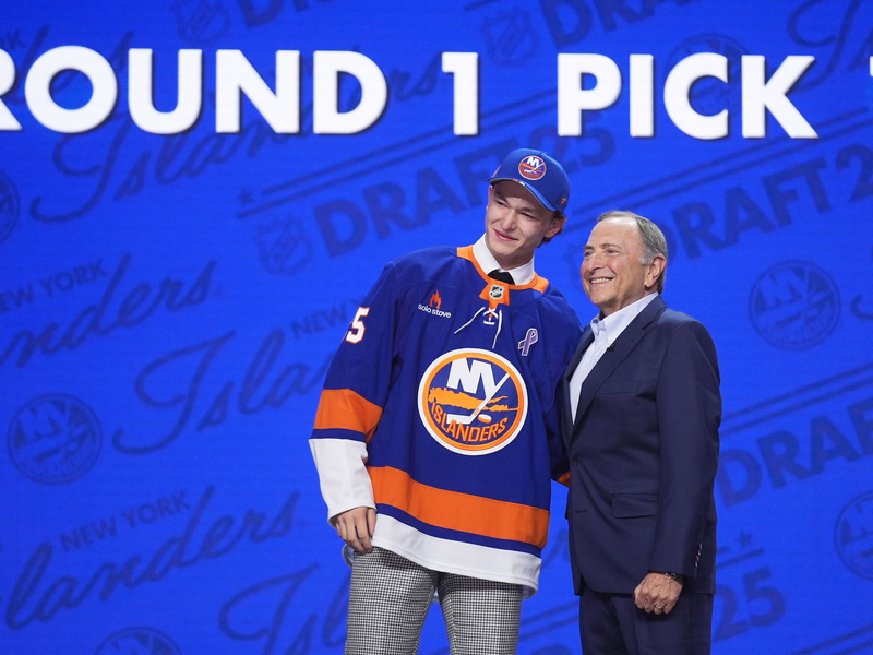 Der an Nummer eins im Draft ausgewählte Matthew Schaefer (l) und NHL-Chef Gary Bettman - Foto: Damian Dovarganes/AP/dpa