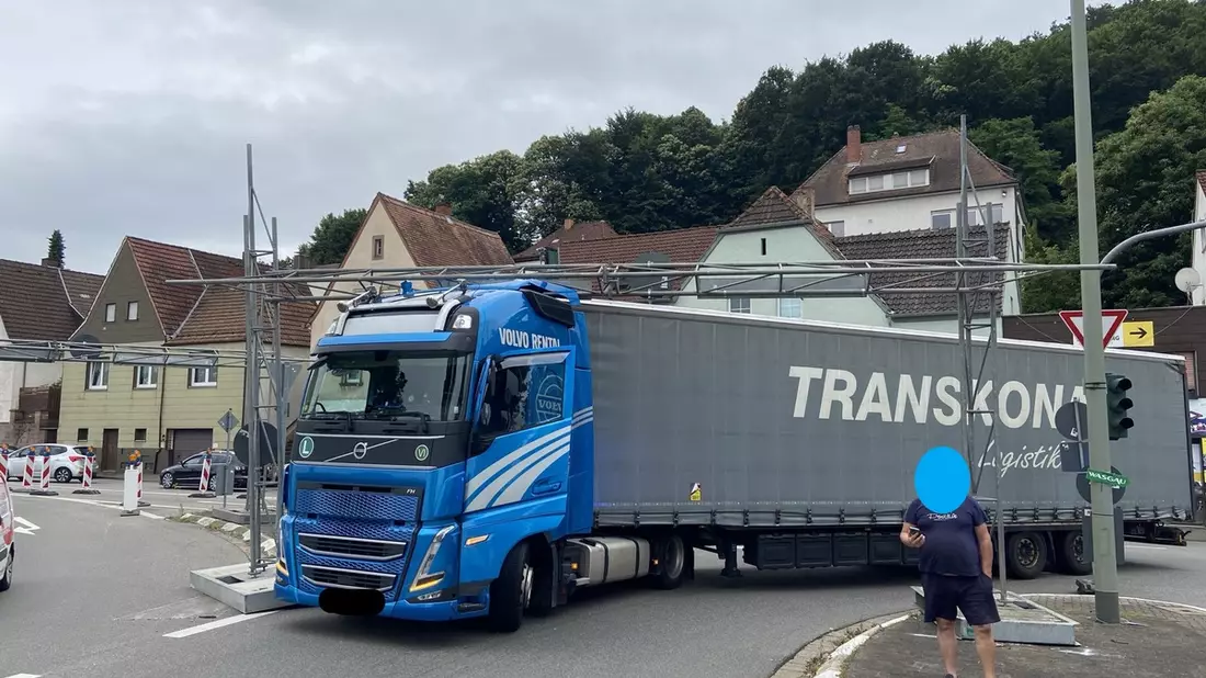 POL-PILAN: Lastwagen missachtet Höhenbegrenzung - Bild: presseportal.de