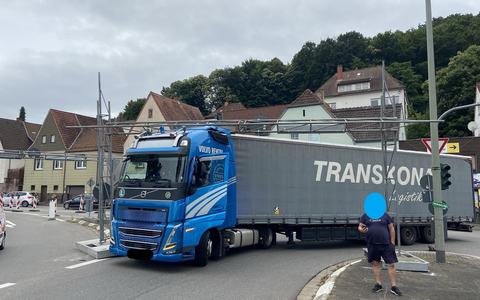 POL-PILAN: Lastwagen missachtet Höhenbegrenzung - Foto: presseportal.de