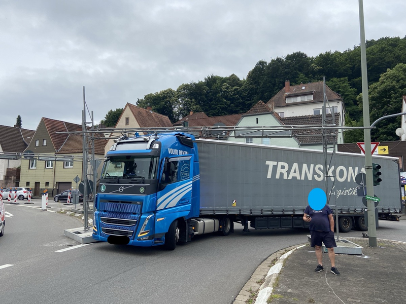 POL-PILAN: Lastwagen missachtet Höhenbegrenzung - Foto: presseportal.de