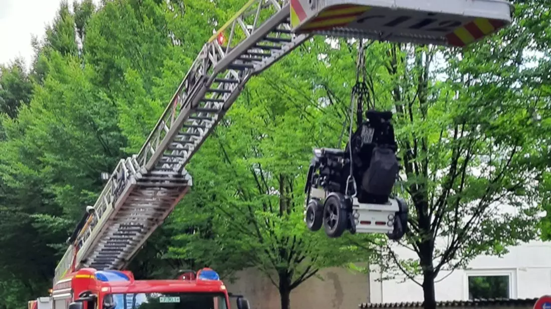 FW-M: Aufzug defekt - Feuerwehr hilft Frau mit Rollstuhl (Freimann) - Bild: presseportal.de