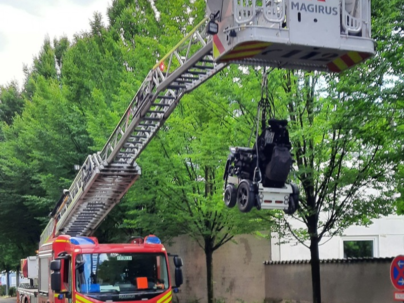 FW-M: Aufzug defekt - Feuerwehr hilft Frau mit Rollstuhl (Freimann) - Foto: presseportal.de