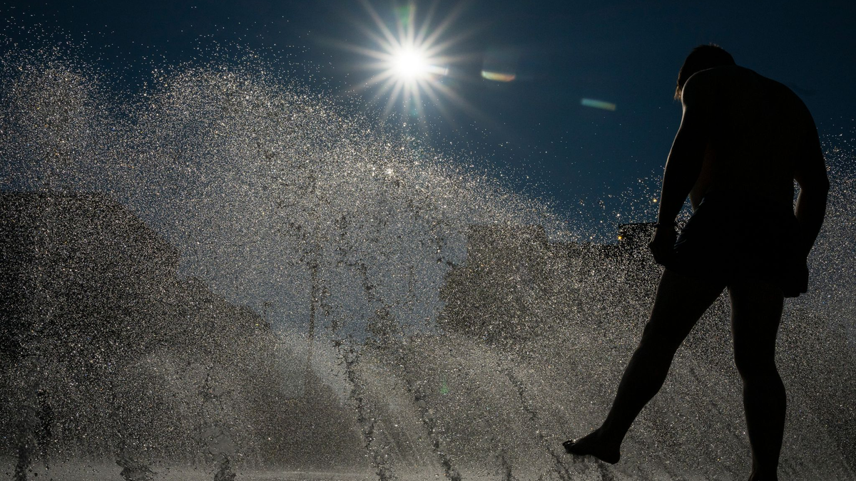 In Teilen Deutschland gilt am Samstag eine Hitze-Warnung.  - Foto: Peter Kneffel/dpa