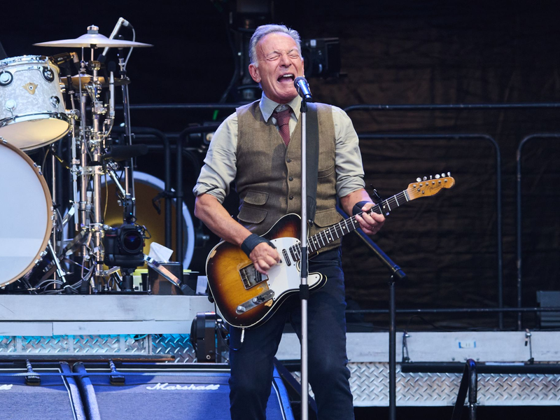 Tausende Fans sind bei dem Konzert von Bruce Springsteen in Gelsenkirchen. (Archivbild) - Foto: Annette Riedl/dpa