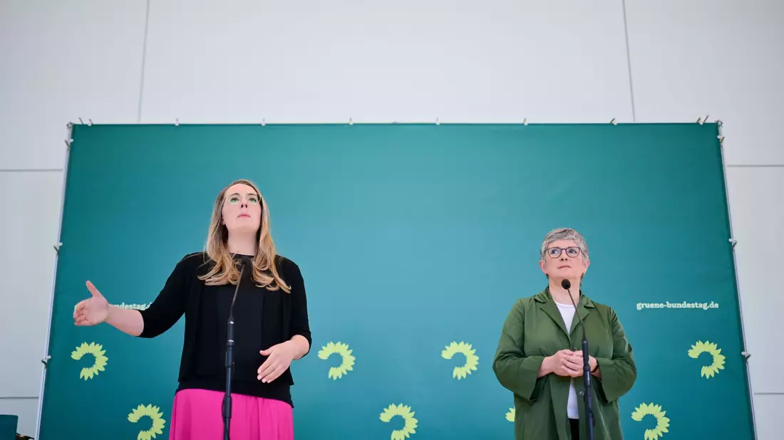Das Bild der alltagsfernen Elite-Partei verfange, schreiben die Fraktionsvorsitzenden Katharina Dröge und Britta Haßelmann in einem internen Strategiepapier.  - Bild: Sebastian Gollnow/dpa