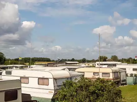 Oft kämpfen Camper gegen das Funkloch. (Foto-Archiv) - Foto: Frank Hammerschmidt/dpa