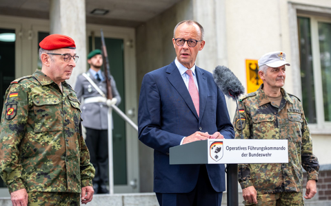 Kanzler Merz warnt vor falschem Sicherheitsgefühl und verlang mehr Verteidigungsanstrengungen. - Foto: Michael Kappeler/dpa-Pool/dpa