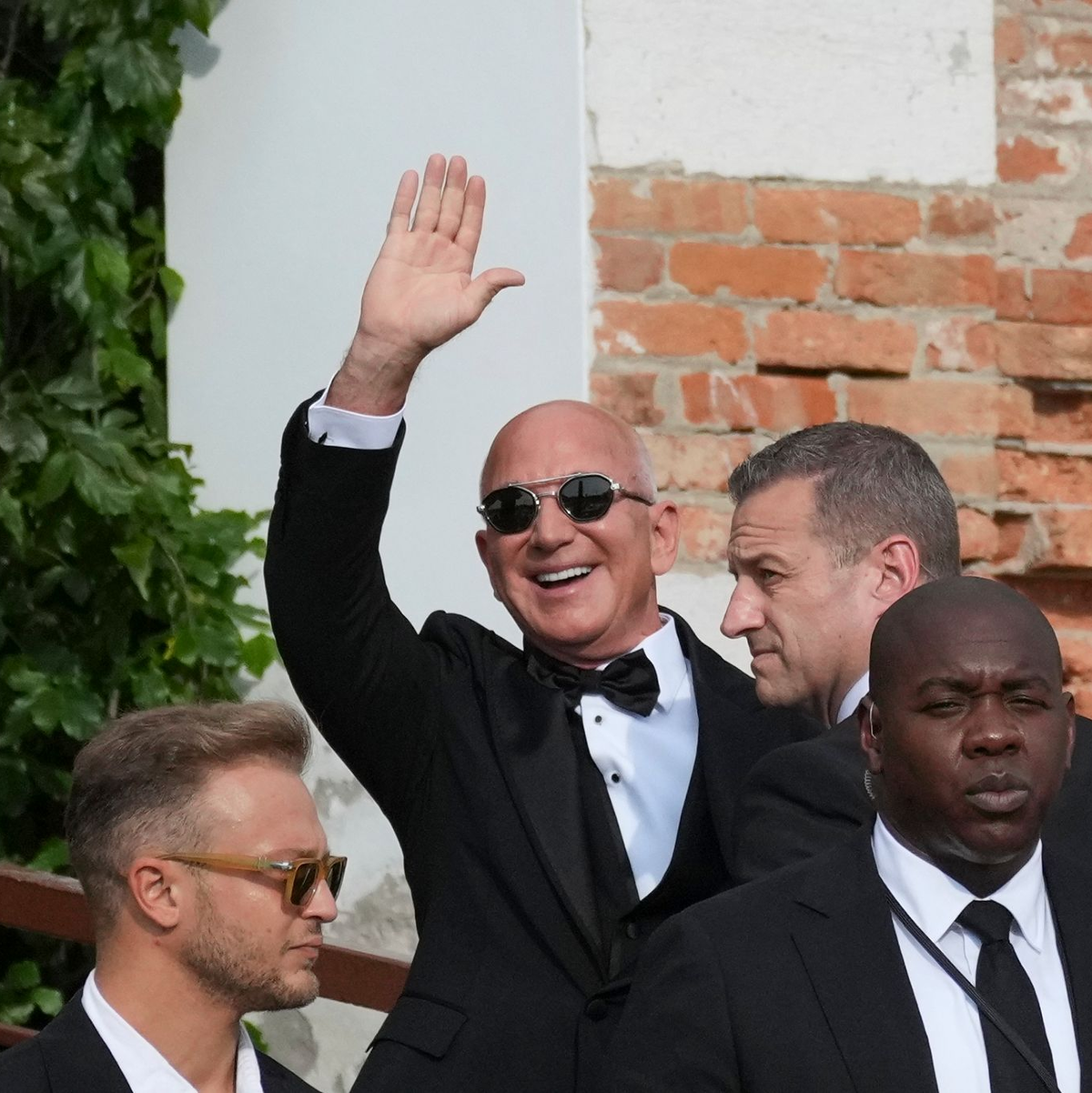 Amazon-Gründer Jeff Bezos winkt Paparazzi zu. - Foto: Antonio Calanni/AP/dpa