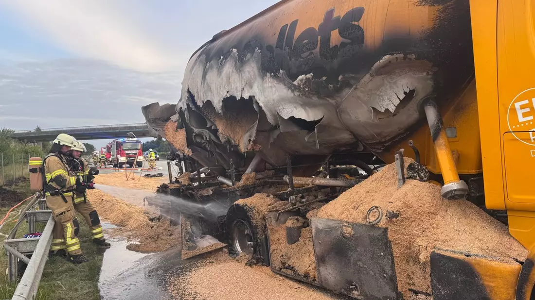 FW-SE: LKW-Brand auf der A7 - Aufwändiger Feuerwehreinsatz bei Bad Bramstedt - Bild: presseportal.de
