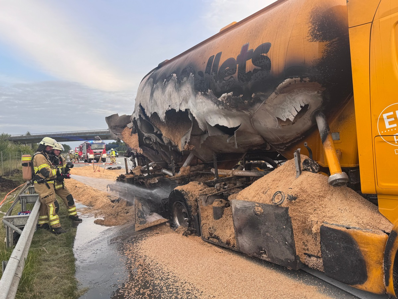 FW-SE: LKW-Brand auf der A7 - Aufwändiger Feuerwehreinsatz bei Bad Bramstedt - Foto: presseportal.de