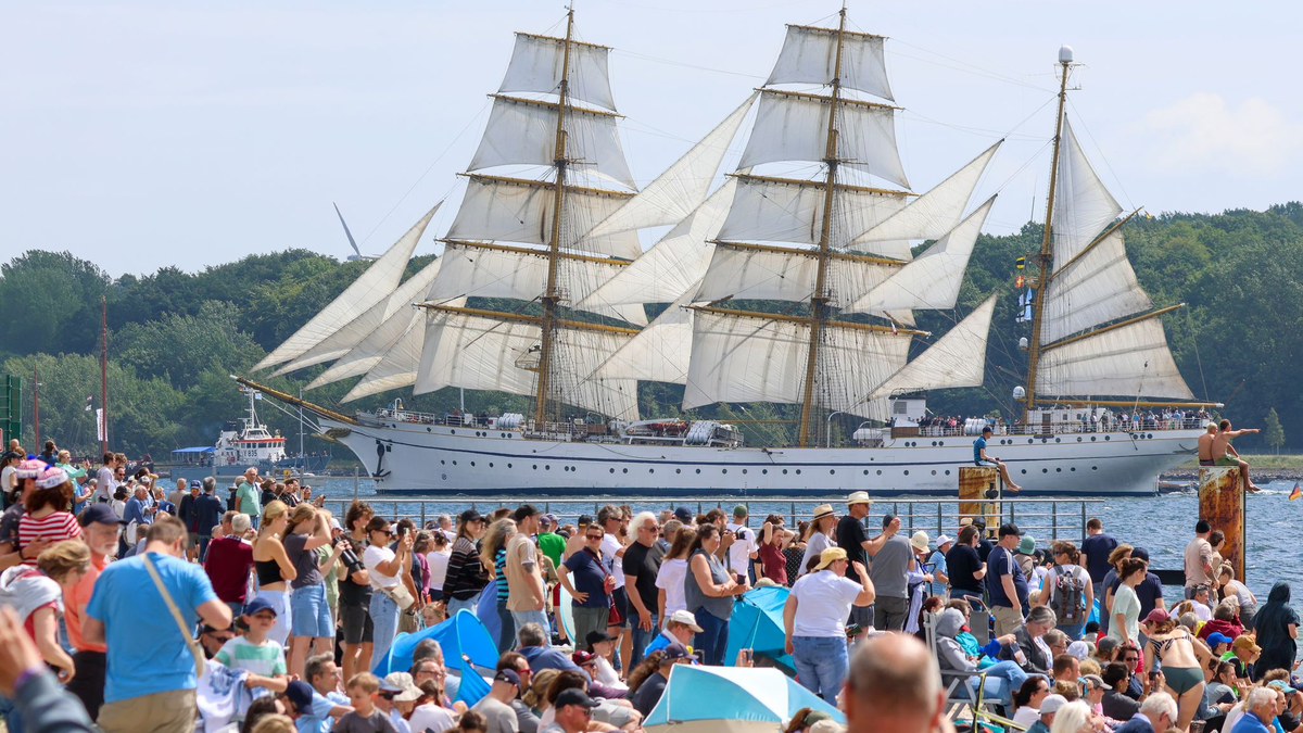 Am Falckensteiner Strand tummelten sich Tausende Zuschauer. - Foto: Bodo Marks/dpa