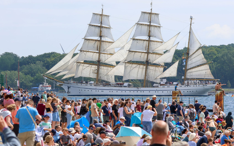 Am Falckensteiner Strand tummelten sich Tausende Zuschauer. - Foto: Bodo Marks/dpa