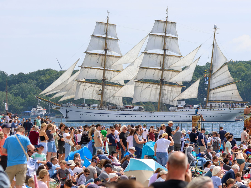 Am Falckensteiner Strand tummelten sich Tausende Zuschauer. - Foto: Bodo Marks/dpa