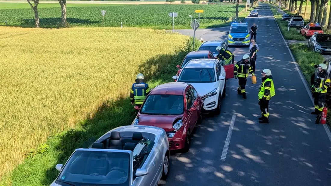 FW-KLE: Verkehrsunfall mit mehreren Fahrzeugen - auslaufende Betriebsstoffe auf der Uedemer Straße - Bild: presseportal.de