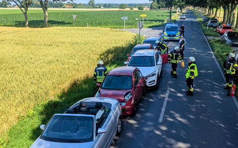 FW-KLE: Verkehrsunfall mit mehreren Fahrzeugen - auslaufende Betriebsstoffe auf der Uedemer Straße - Foto: presseportal.de FW-KLE: Verkehrsunfall mit mehreren Fahrzeugen - auslaufende Betriebsstoffe auf der Uedemer Straße - Foto: presseportal.de