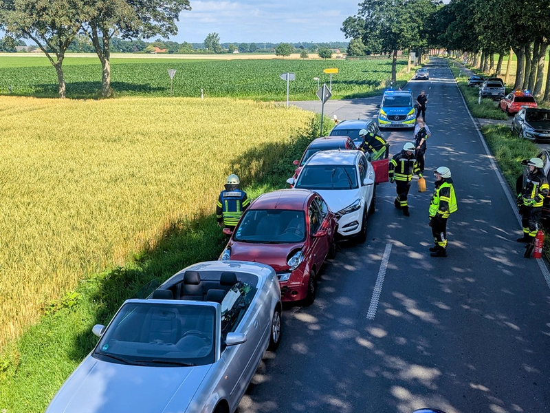 FW-KLE: Verkehrsunfall mit mehreren Fahrzeugen - auslaufende Betriebsstoffe auf der Uedemer Straße - Foto: presseportal.de