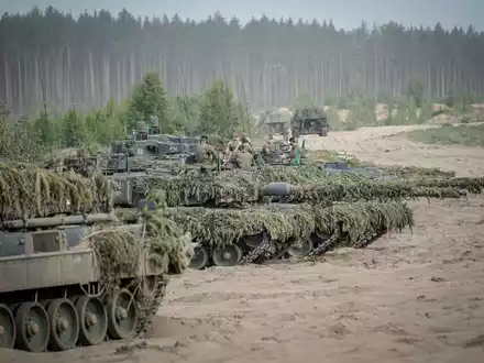 Leopard-2-Panzer der Bundeswehr bei einer Übung - die deutschen Streitkräfte sollen in den kommenden Jahren besser bewaffnet werden. - Foto: Kay Nietfeld/dpa