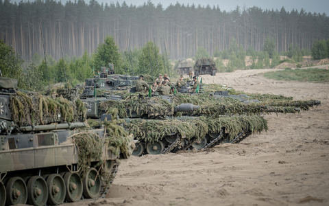 Leopard-2-Panzer der Bundeswehr bei einer Übung - die deutschen Streitkräfte sollen in den kommenden Jahren besser bewaffnet werden. (Archivbild) - Foto: Kay Nietfeld/dpa