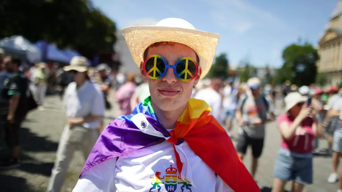 Trotz eines Verbots der Orban-Regierung versammeln sich tausende Menschen zur Budapester Pride. - Bild: Rudolf Karancsi/AP/dpa