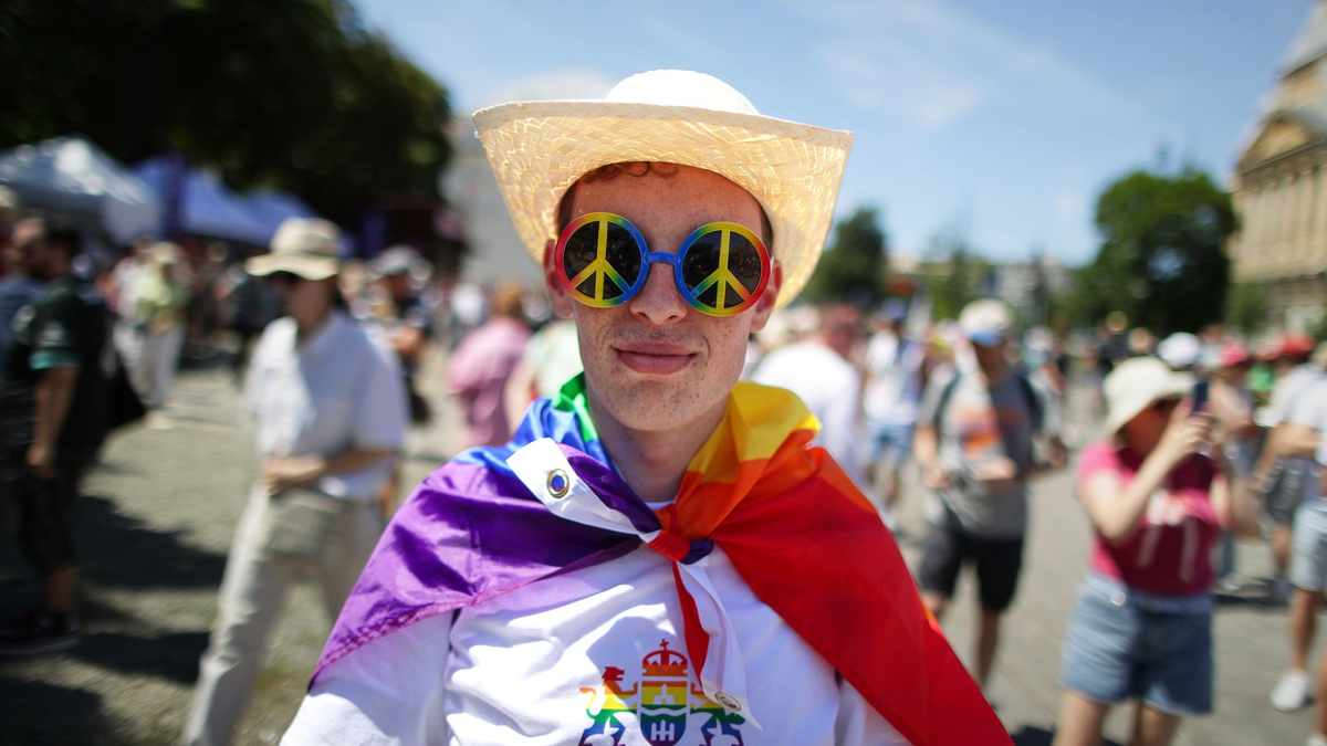 Trotz eines Verbots der Orban-Regierung versammeln sich tausende Menschen zur Budapester Pride. - Foto: Rudolf Karancsi/AP/dpa