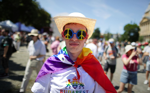 Trotz eines Verbots der Orban-Regierung versammeln sich tausende Menschen zur Budapester Pride. - Foto: Rudolf Karancsi/AP/dpa