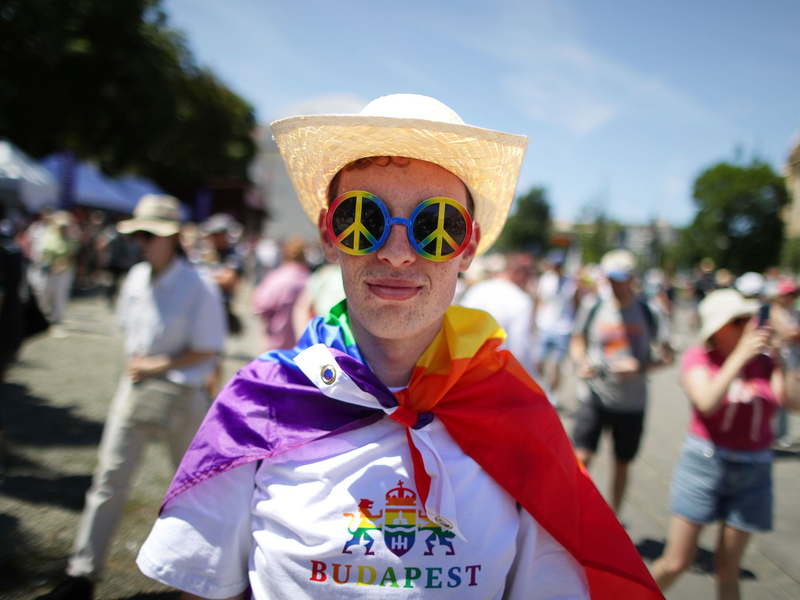 Trotz eines Verbots der Orban-Regierung versammeln sich tausende Menschen zur Budapester Pride. - Foto: Rudolf Karancsi/AP/dpa