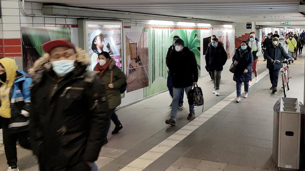 Pendler mit Corona-Masken (Archiv) - Foto: über dts Nachrichtenagentur