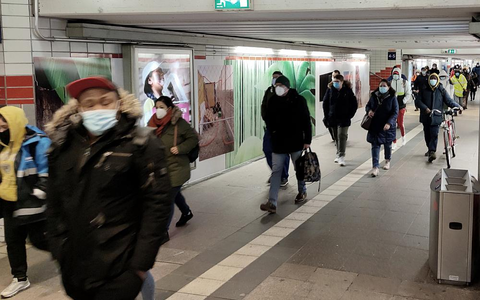 Pendler mit Corona-Masken (Archiv) - Foto: über dts Nachrichtenagentur