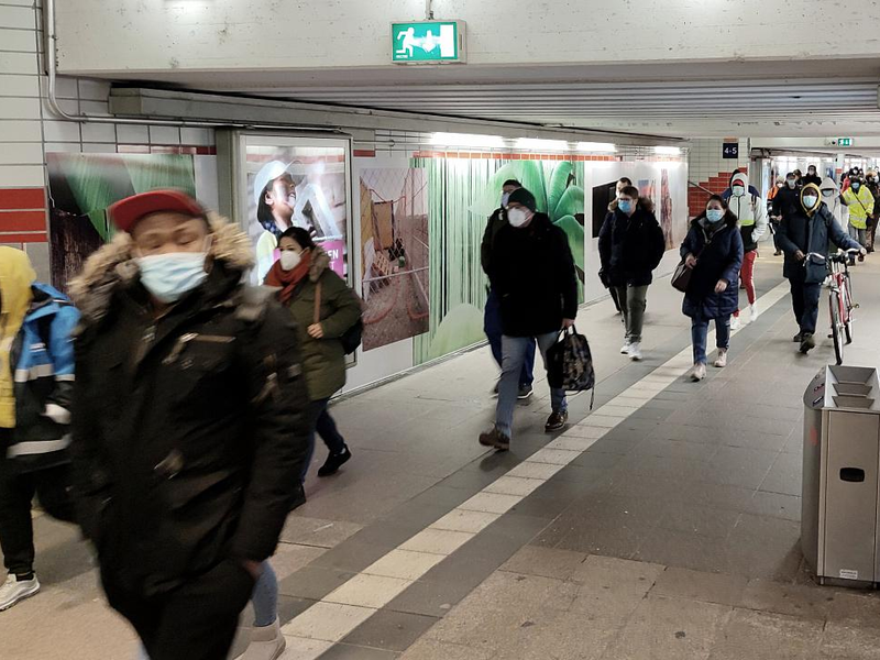 Pendler mit Corona-Masken (Archiv) - Foto: über dts Nachrichtenagentur
