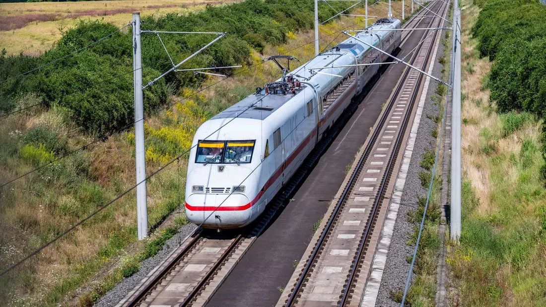 «Die Testfahrten liefern uns wichtige Erkenntnisse für die Sanierung und Instandhaltung von Schnellfahrstrecken», teilt die Deutsche Bahn mit. - Bild: Jacob Schröter/dpa