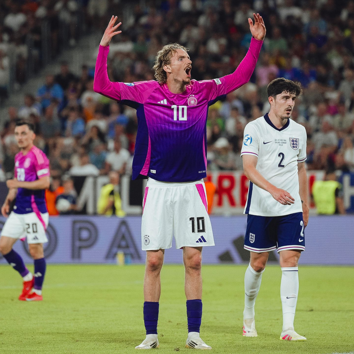 Die U21 jubelt über das 2:2. - Foto: Robert Nemeti/dpa