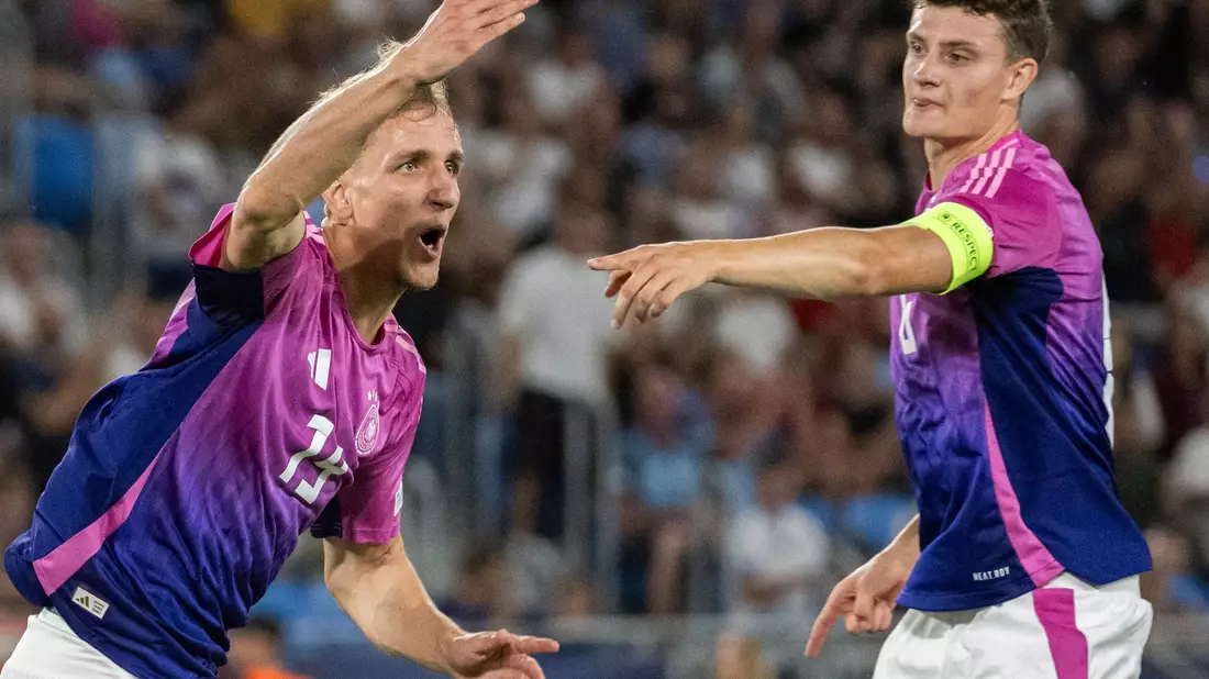 Nelson Weiper (l) macht das Spiel mit dem 1:2 spannend. - Bild: Martin Baumann/TASR/dpa