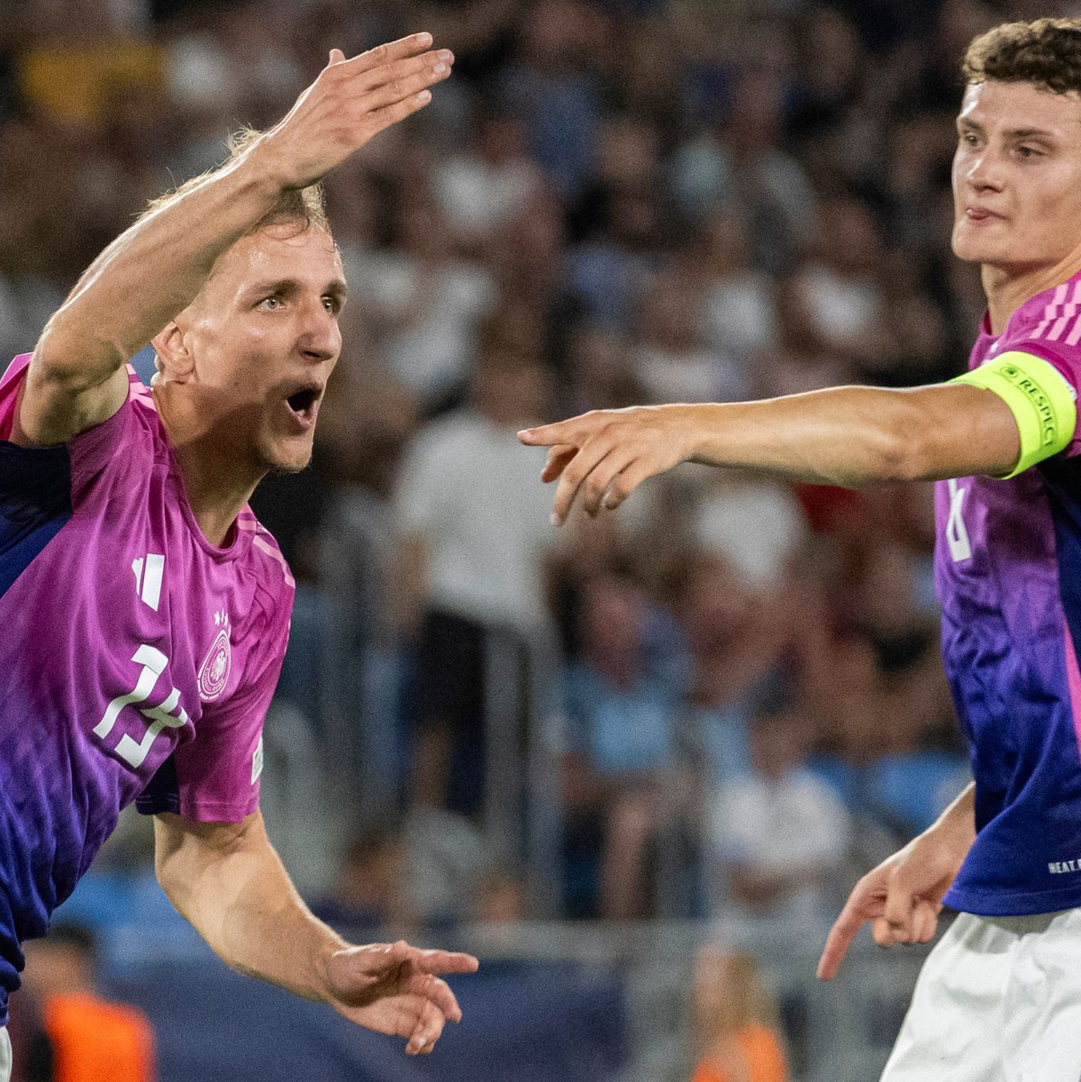 Nelson Weiper (l) macht das Spiel mit dem 1:2 spannend. - Foto: Martin Baumann/TASR/dpa