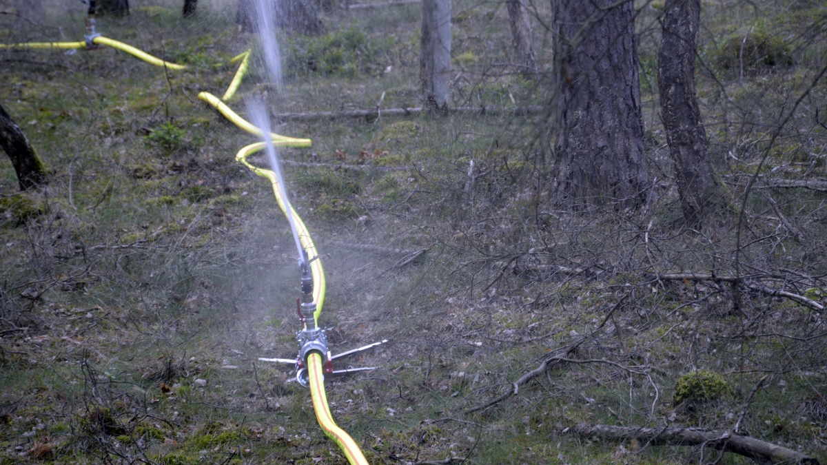 FW Lüchow-Dannenberg: +++ Waldbrandübung in Lüchow-Dannenberg +++ Feldbrand bei Clenze breitet sich aus +++ Insgesamt 8ha Waldgebiet betroffen +++ Feuerwehr hat Probleme mit engen und zugewachsenen Wegen +++ - Foto: presseportal.de