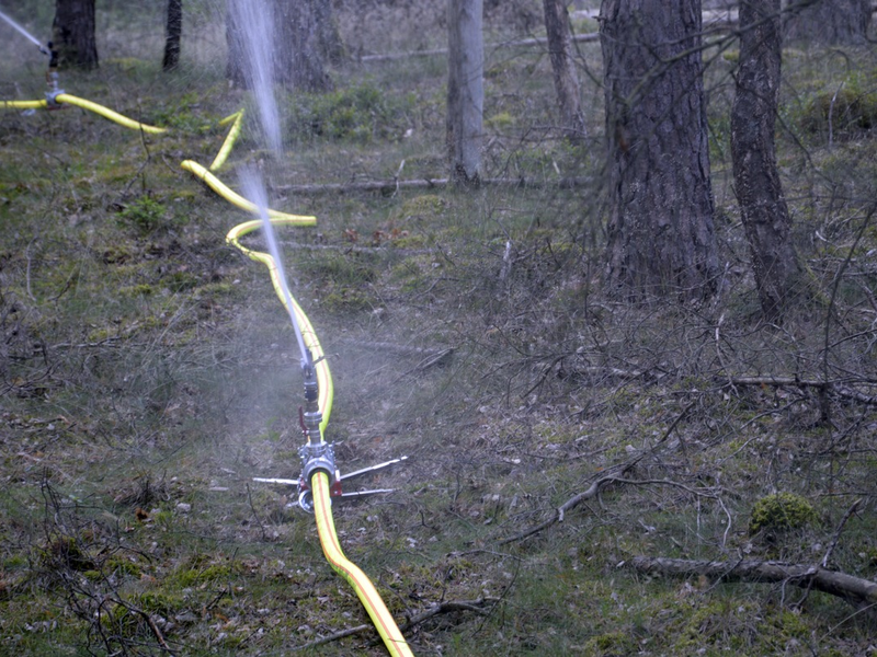 FW Lüchow-Dannenberg: +++ Waldbrandübung in Lüchow-Dannenberg +++ Feldbrand bei Clenze breitet sich aus +++ Insgesamt 8ha Waldgebiet betroffen +++ Feuerwehr hat Probleme mit engen und zugewachsenen Wegen +++ - Foto: presseportal.de