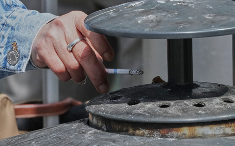 An der Bushaltestelle oder am Badestrand ist in Frankreich jetzt Schluss mit Rauchen. - Foto: Michel Euler/AP/dpa An der Bushaltestelle oder am Badestrand ist in Frankreich jetzt Schluss mit Rauchen. - Foto: Michel Euler/AP/dpa