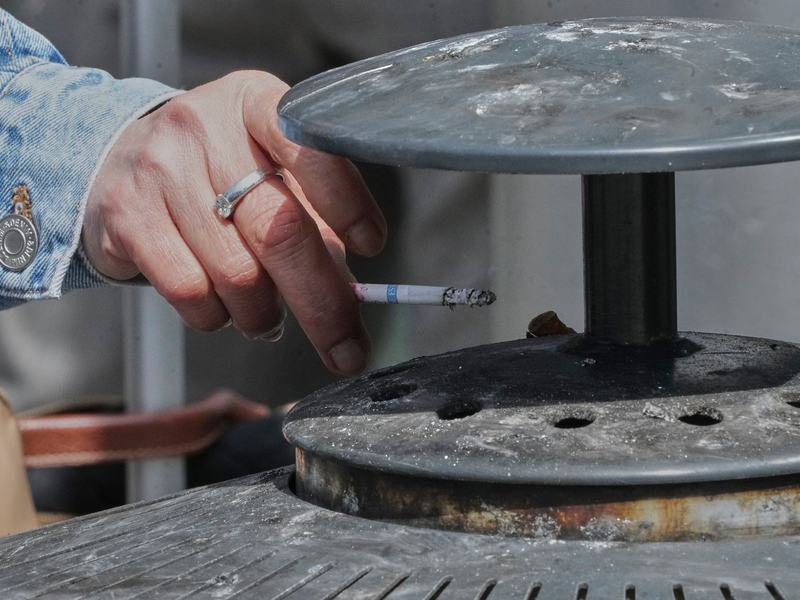 An der Bushaltestelle oder am Badestrand ist in Frankreich jetzt Schluss mit Rauchen. - Foto: Michel Euler/AP/dpa