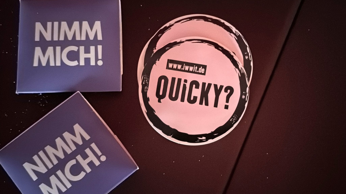 Fetisch-Peitschen gibt es auch an Bord zu kaufen.  - Foto: Aleksandra Bakmaz/dpa