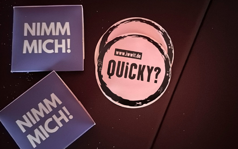 Fetisch-Peitschen gibt es auch an Bord zu kaufen.  - Foto: Aleksandra Bakmaz/dpa