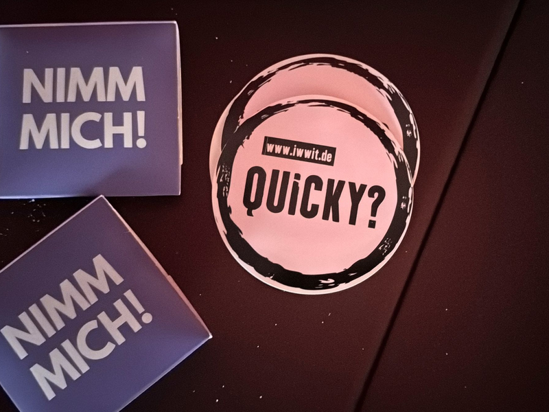 Fetisch-Peitschen gibt es auch an Bord zu kaufen.  - Foto: Aleksandra Bakmaz/dpa