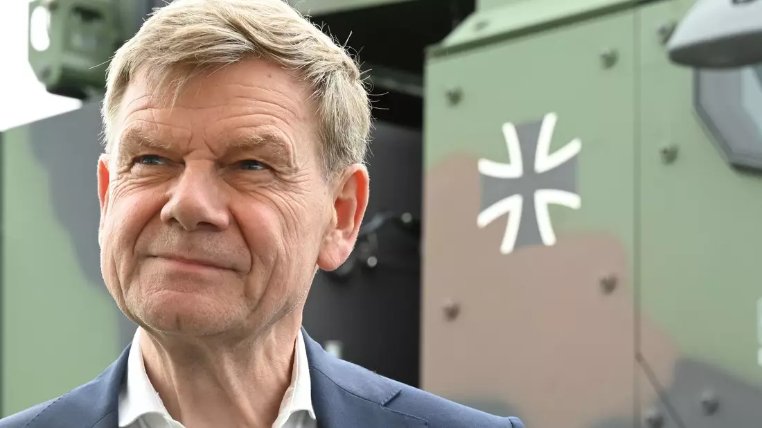 Wadephul sieht auch eine Bedrohung für das Leben hierzulande. - Bild: David Hammersen/dpa