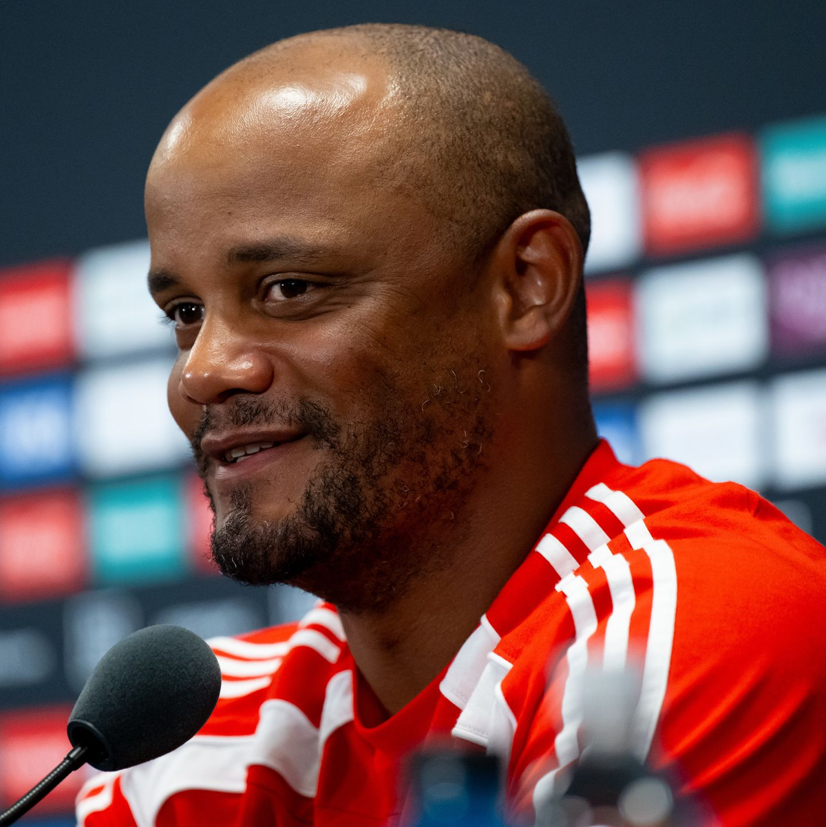 Vincent Kompany äußert sich in Miami vor dem letzten Spiel von Leroy Sané für den FC Bayern. - Foto: Sven Hoppe/dpa