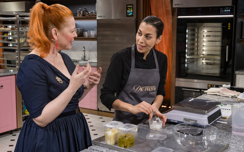 Enie van de Meiklokjes Theresa Das grosse Backen - Die Profis - Foto: Joyn/Claudius Pflug, presseportal.de Enie van de Meiklokjes Theresa Das grosse Backen - Die Profis - Foto: Joyn/Claudius Pflug, presseportal.de