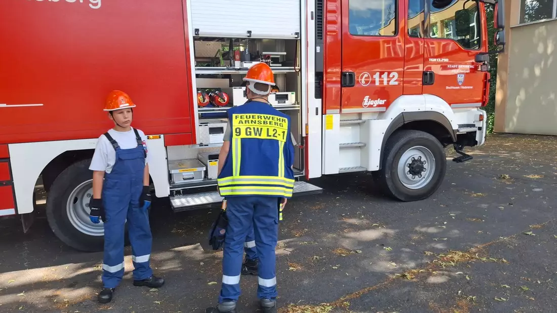 FW-AR: Jahresübung der Jugendfeuerwehr Arnsberg: Einsatz unter realistischen Bedingungen - Bild: presseportal.de