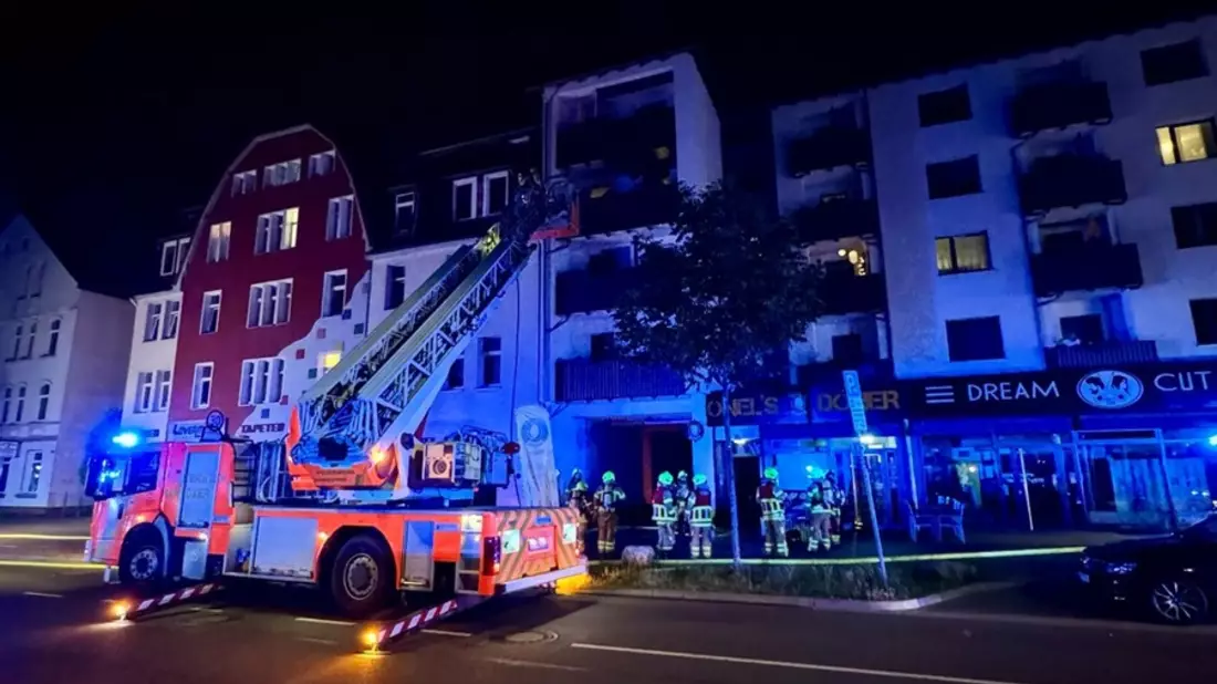 FW Hannover: Küchenbrand: Feuerwehr rettet Person aus brennender Wohnung - Bild: presseportal.de
