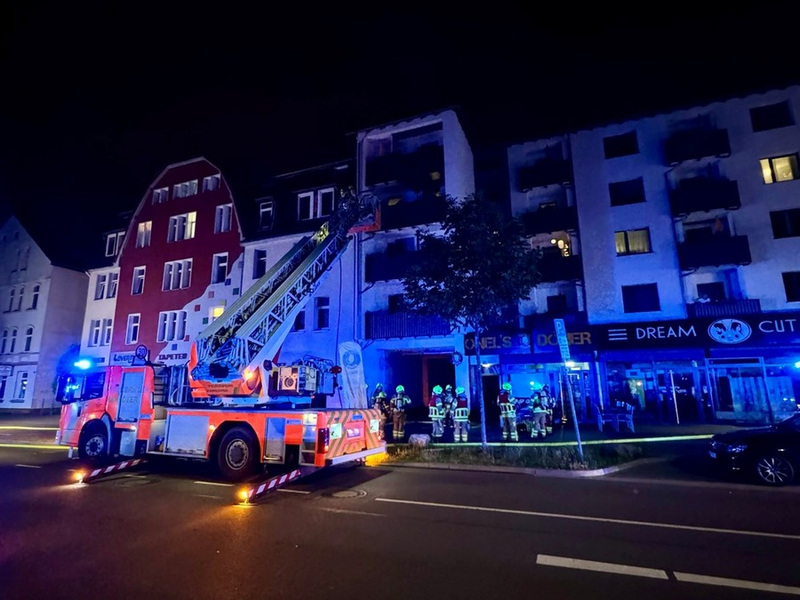 FW Hannover: Küchenbrand: Feuerwehr rettet Person aus brennender Wohnung - Foto: presseportal.de