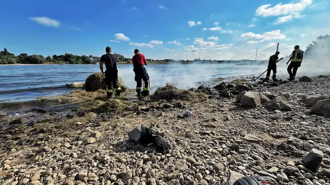 FW-NE: Kurioser Einsatz am Rhein | Brennender Heuballen im Wasser sorgt für Feuerwehreinsatz - Bild: presseportal.de