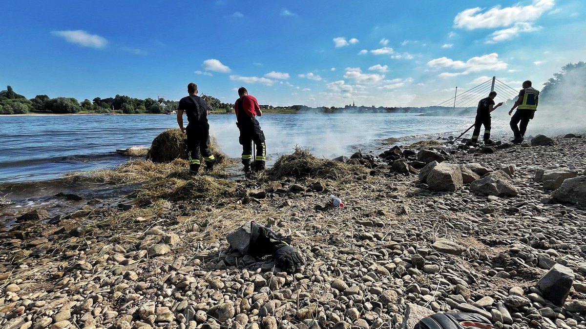 FW-NE: Kurioser Einsatz am Rhein | Brennender Heuballen im Wasser sorgt für Feuerwehreinsatz - Foto: presseportal.de