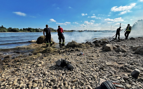 FW-NE: Kurioser Einsatz am Rhein | Brennender Heuballen im Wasser sorgt für Feuerwehreinsatz - Foto: presseportal.de