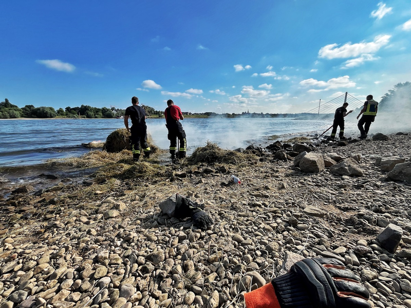 FW-NE: Kurioser Einsatz am Rhein | Brennender Heuballen im Wasser sorgt für Feuerwehreinsatz - Foto: presseportal.de